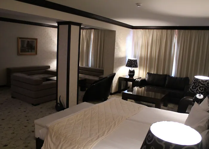 Hotel Shiroka Laka Hotel